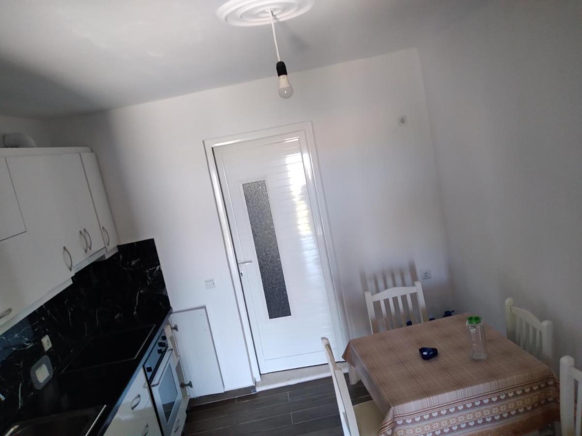 Condo Rooms Sarande Bagian luar foto